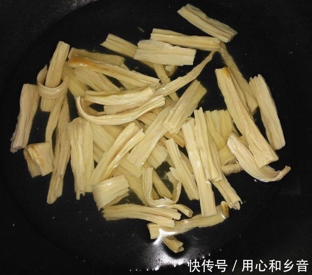 凉拌木耳腐竹,做法简单又开胃