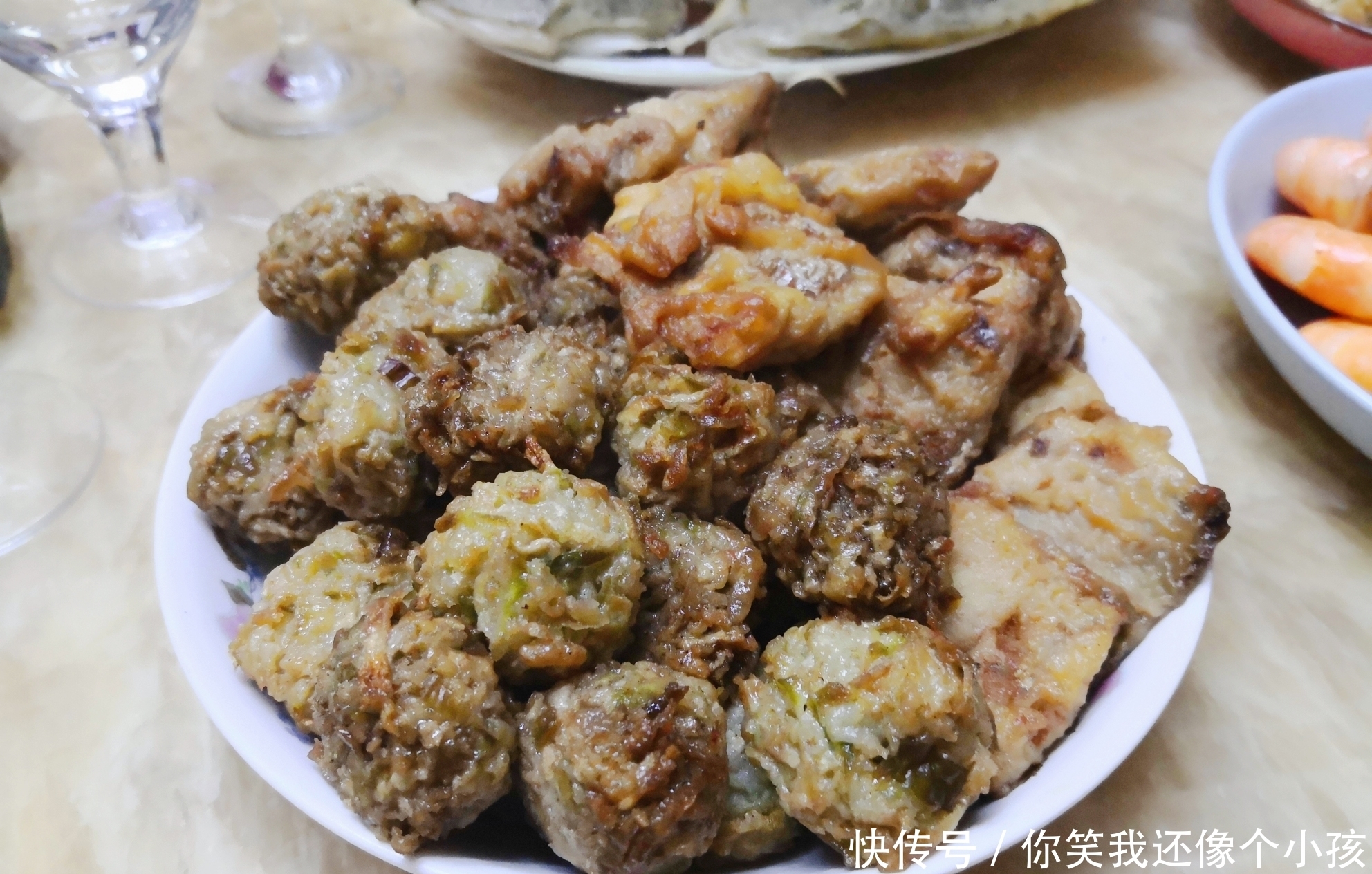 东北普通人家的年夜饭,摆盘虽不精致,味道一流,鱼肉海鲜全都有