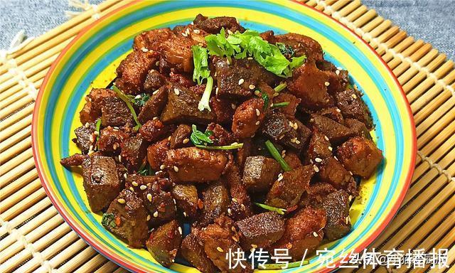一日三餐|猪肝和瘦肉一起这样做出来，成菜香辣可口，营养好吃，下饭又下酒