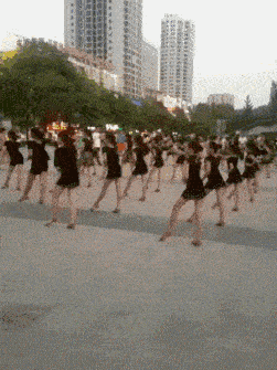 |幽默gif:去老婆娘家,刚要敲门,就听到丈母娘在打外甥女