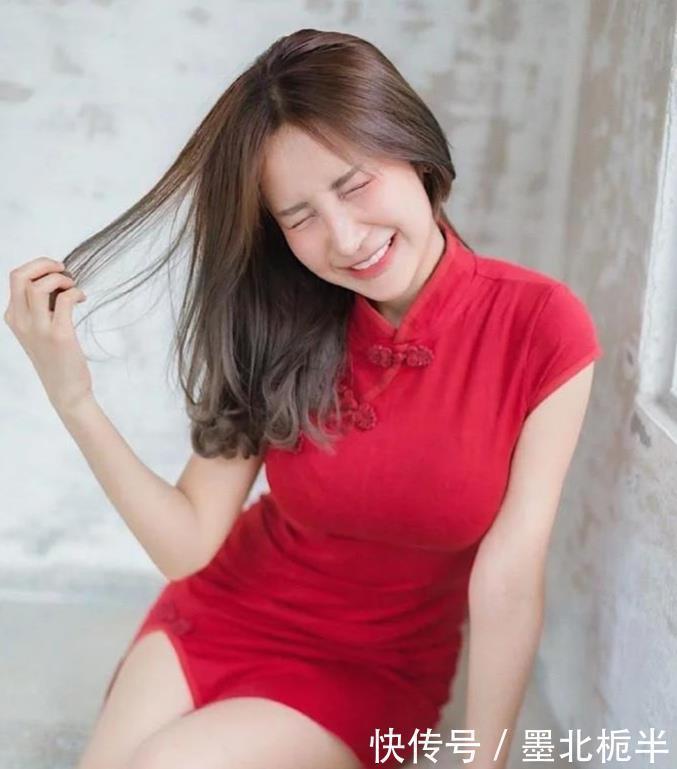 大色旗袍，收腰包臀，美丽小姐姐，秀出少女丰满气质