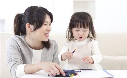 安全距离|6岁女孩非要和爸爸睡,一句话让妈妈哑口无言,性别教育刻不容缓