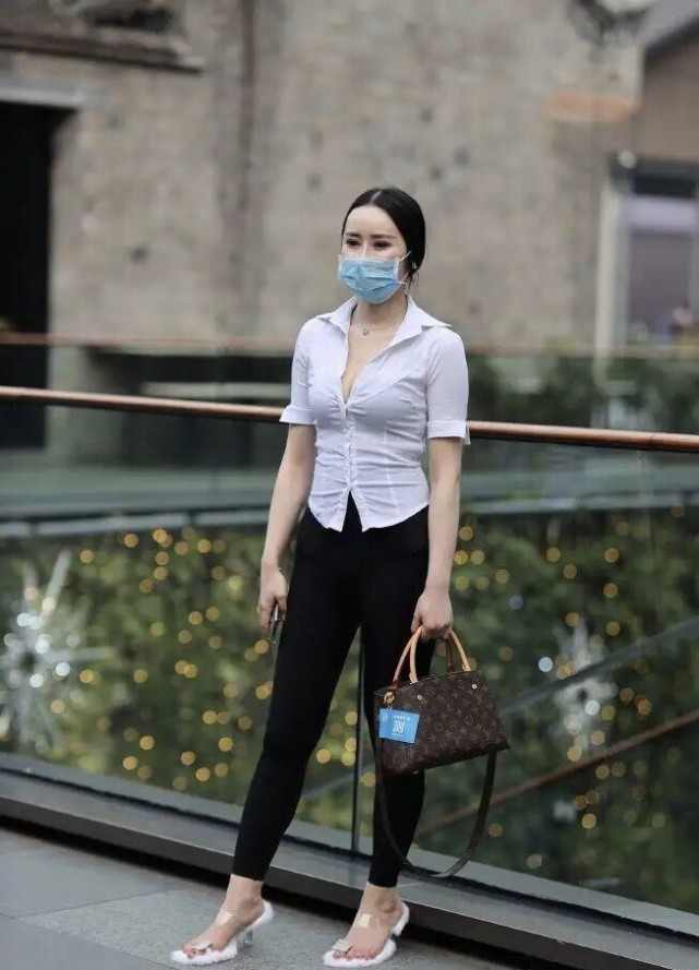 小黑裤 今年火了一款新穿搭,“小黑裤+白衬衣”,化解了大胯的烦恼!