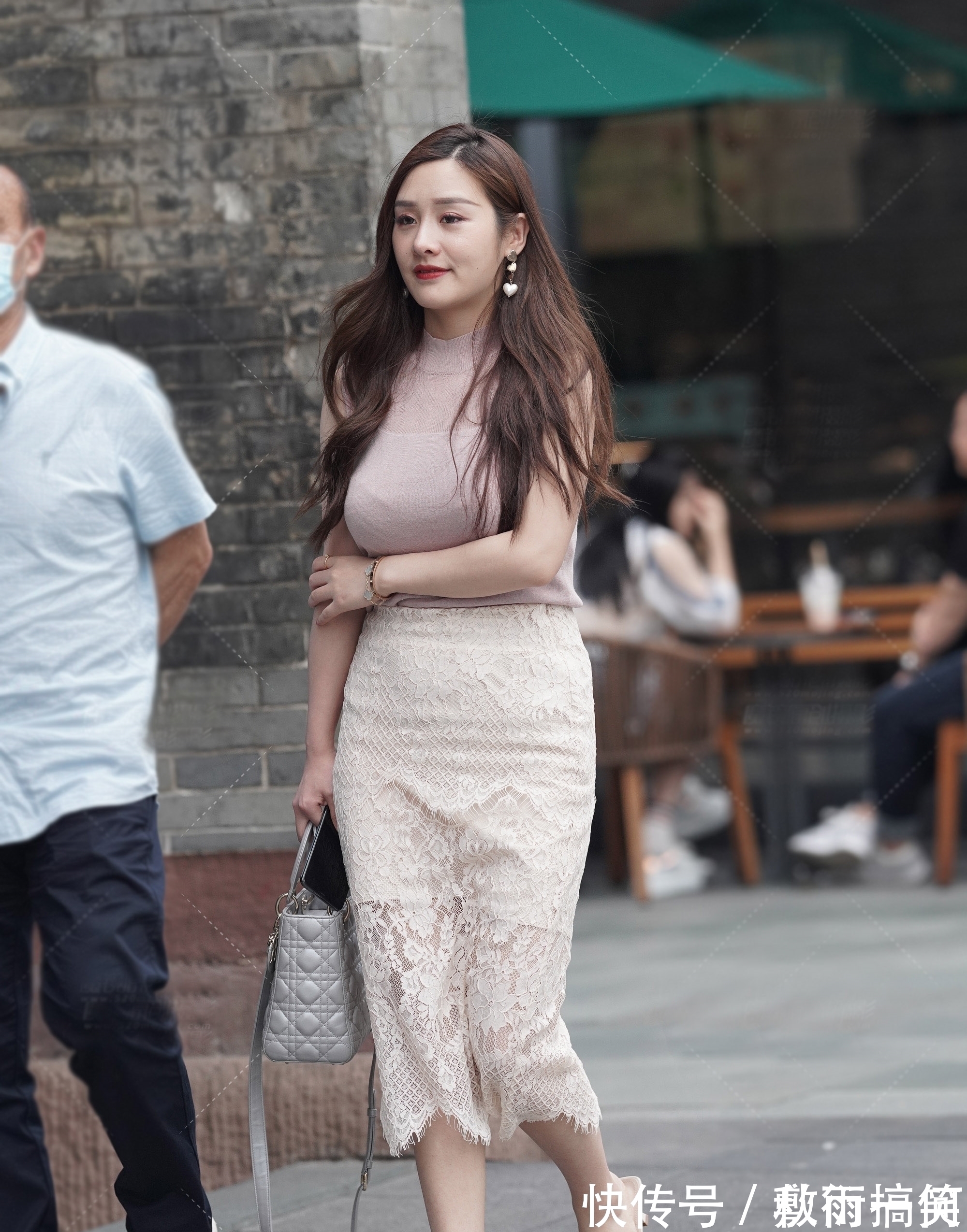 轻熟风 气质型轻熟风搭配,粉色打底衫配半身裙,温婉动人又美丽清新