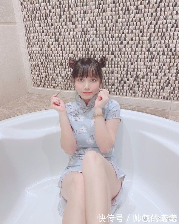 旗袍 丝袜穿搭 篇三:入秋了,传统旗袍和改良旗袍你更喜欢哪一种呢