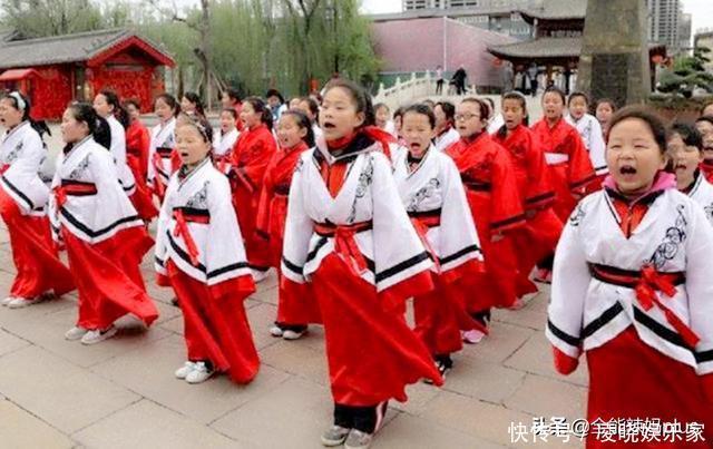 汉服当校服,学生走“格格步”?大学教授痛批:荒唐!原因有三