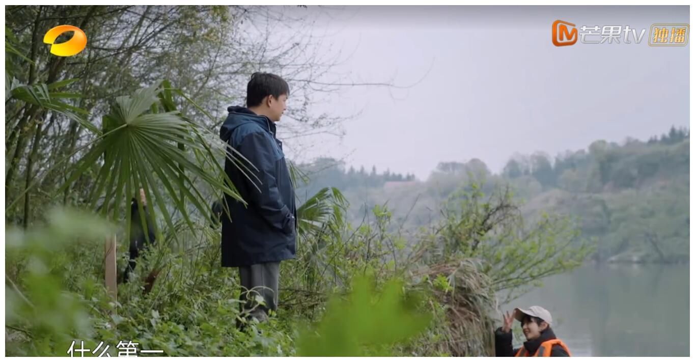 到底是黄磊心太大还是何炅大惊小怪?张艺兴和彭彭的做法一目了然