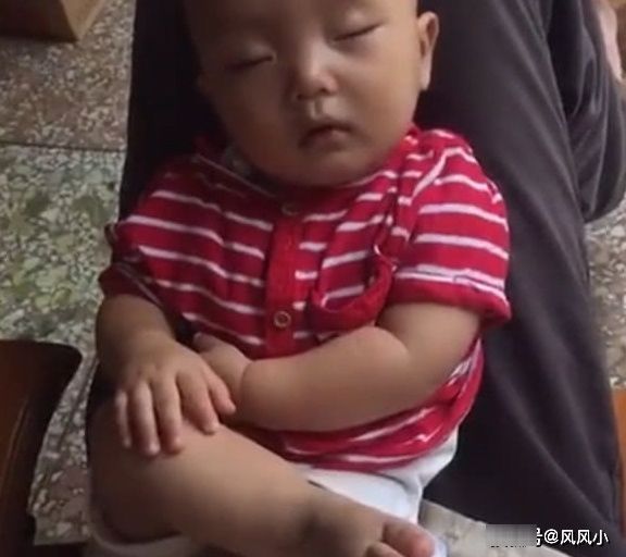 儿子|一岁多儿子睡着了,依然要保持“大哥范”,旁边的妈妈要笑岔气了