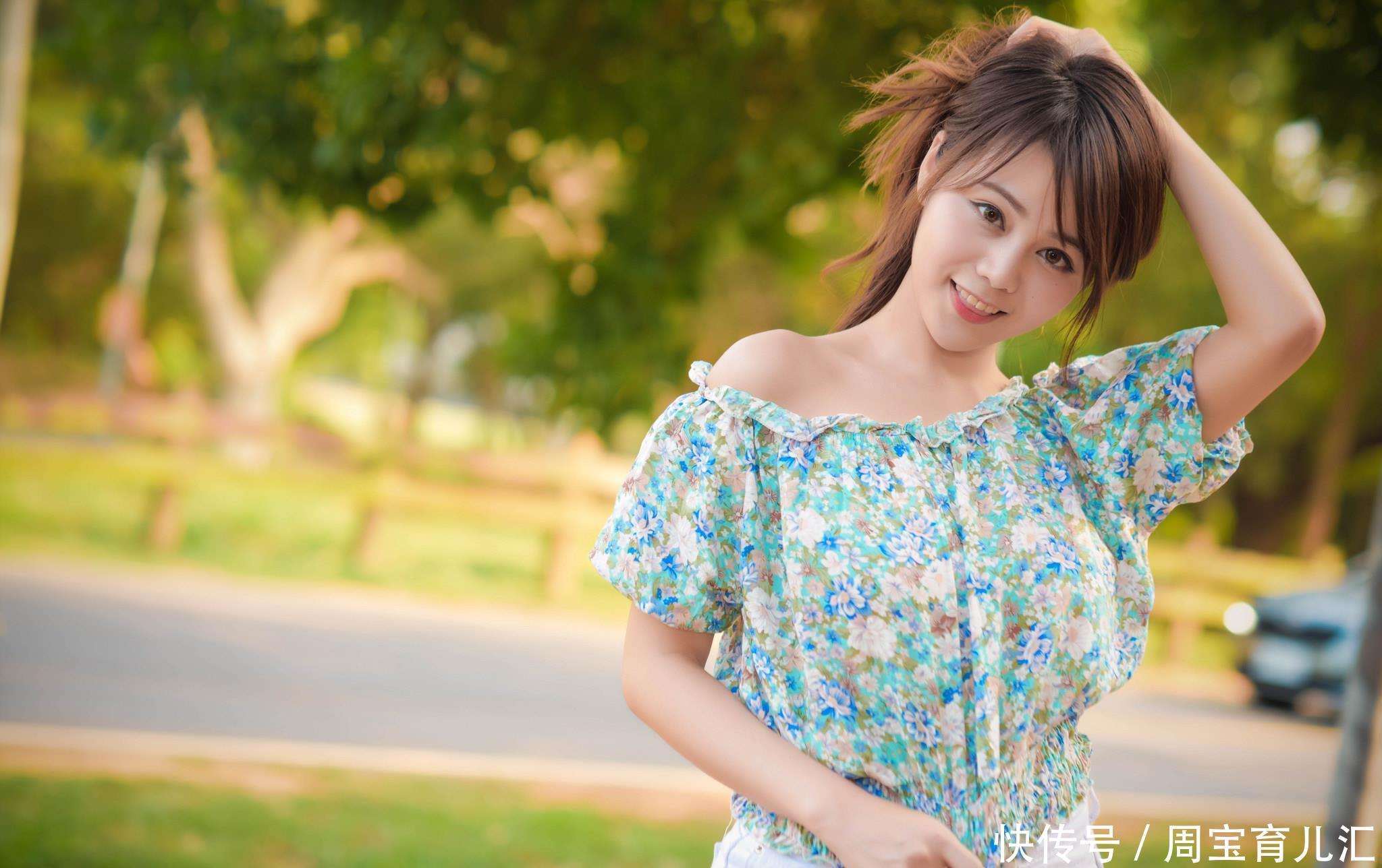 穿上一件女人味十足的小碎花衣服惹得芳香扑面