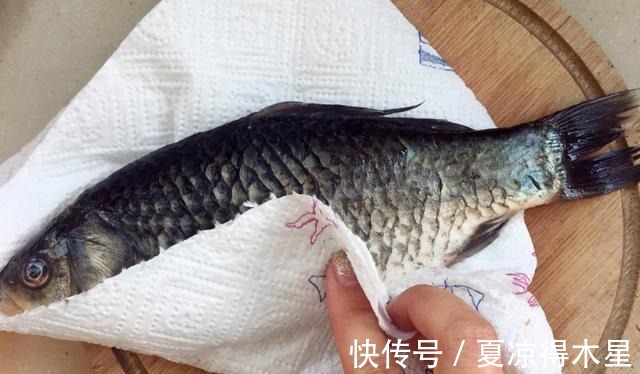 炖鱼汤时，直接加水炖不好喝！做好3个步骤，鱼汤浓白不腥，好喝！