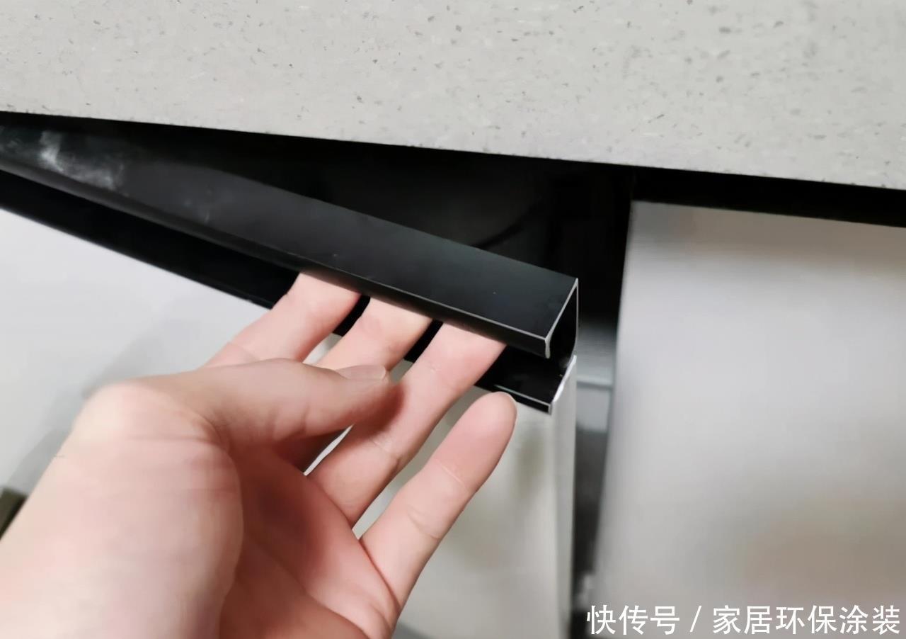 拉手|别再往柜门上安装拉手了，现在流行这样设计，增添柜子高级感