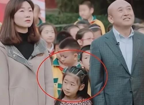 儿子当众“斥责”父母偏心妹妹，看清妹妹脸后，网友：不偏心都难