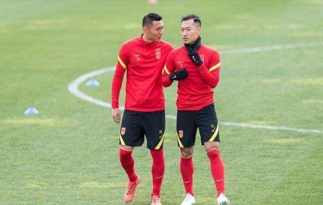 吴曦|深夜1点!李霄鹏做出争议决定:国足集训沦为大笑话,球迷质疑声一片