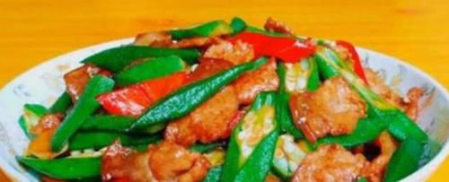 优选|美食优选：腊肉炒荷兰豆，尖椒青蒜香干，猪肉炒秋葵，香菇土豆的做法