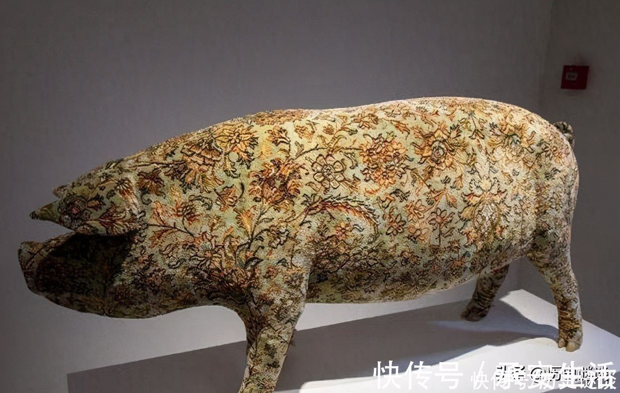 皮包|给活猪纹身后，一张猪皮卖70万，香奈儿高价买走做成限量款皮包