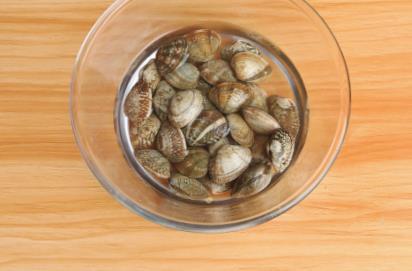 花甲别再炒着吃了,加一把金针菇上锅一蒸,鲜美多汁,上桌抢着吃