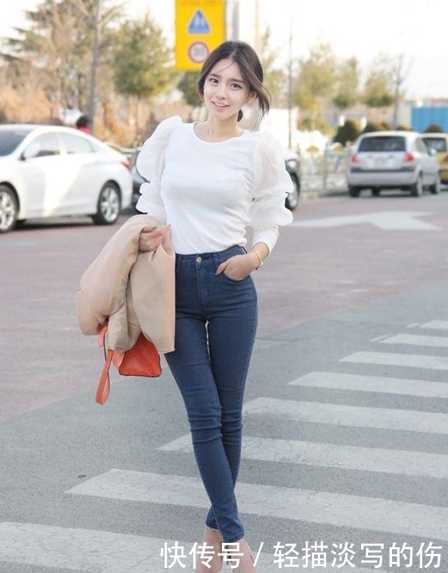 气质|街拍:开叉连衣裙长度恰到好处,将小姐姐的气质展现的淋漓尽致!