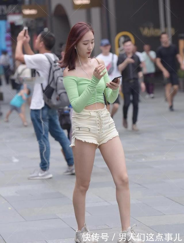 浅绿色 米白色花边短裤,搭配浅绿色一字肩上衣,俏皮可爱很有少女感!