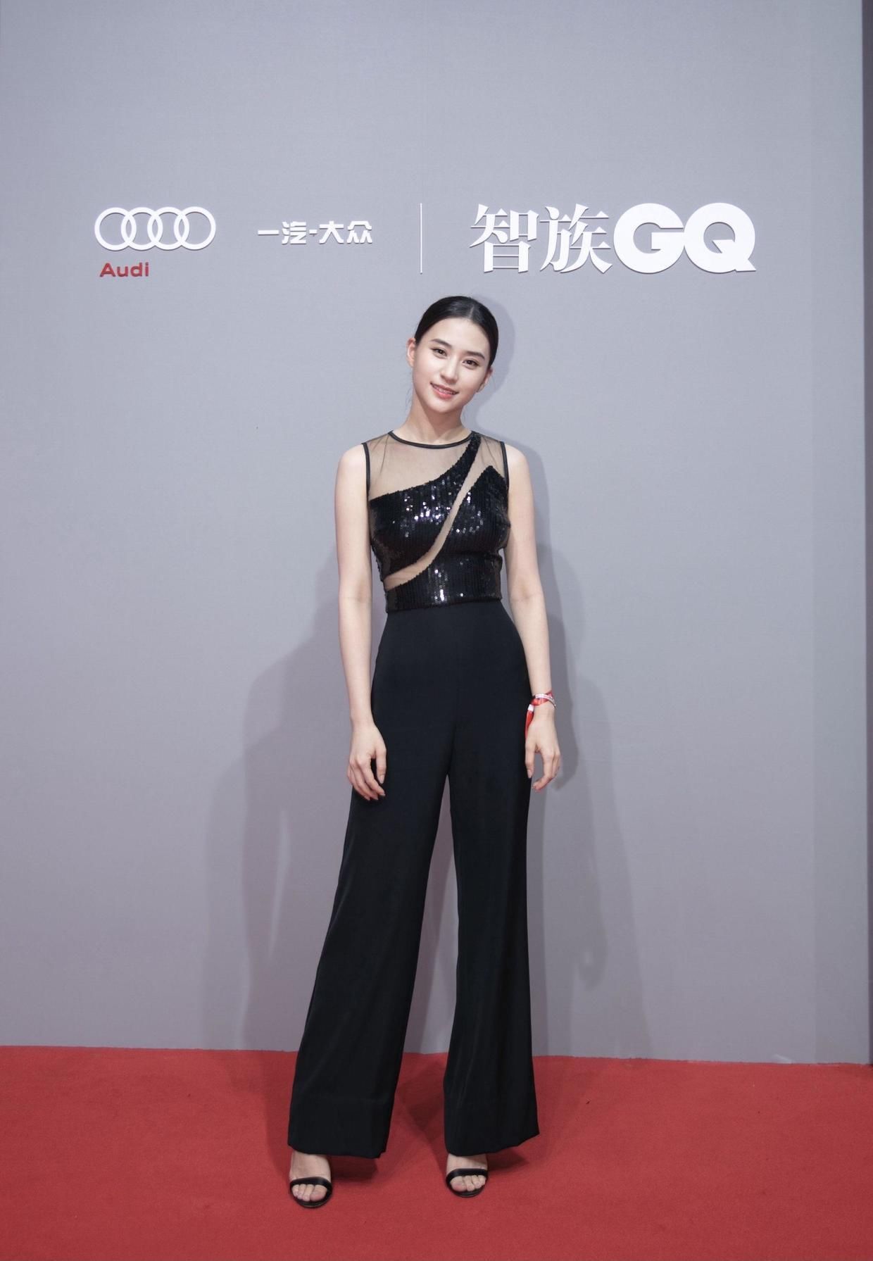 千金|何超莲不愧是千金，穿白T恤搭配彩色短裙高级时髦，女神范十足