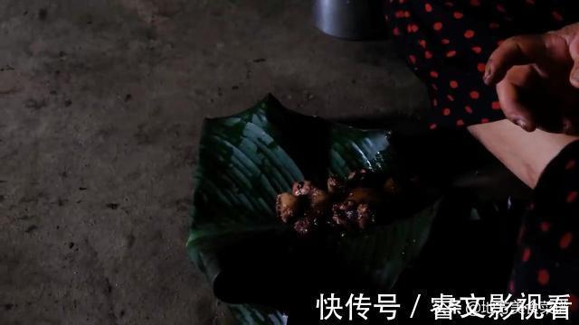 尼泊尔|尼泊尔山区村民杀猪,请全村人过来吃杀猪菜,贫困母亲也过来买肉