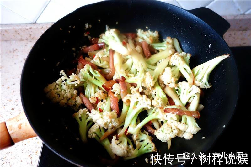 花菜别直接下锅炒,多一步,脆嫩可口,比肉还香,好吃又下饭