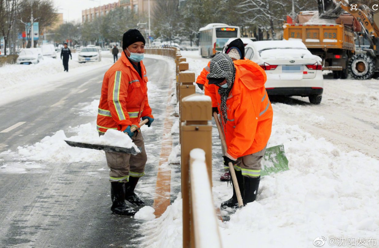 大棚|暴雪下的北方：被一米多高的雪堵住家门、外卖员徒步送餐…