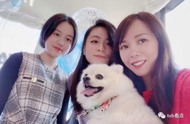 甘比长女晒奢侈品，13岁烫发美甲打扮成熟，与吕丽君女儿大不同