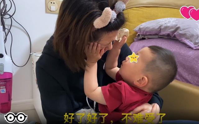 小姨|小姨失恋躲房间哭了,两岁宝宝这样安慰,网友“治愈神兽”一枚