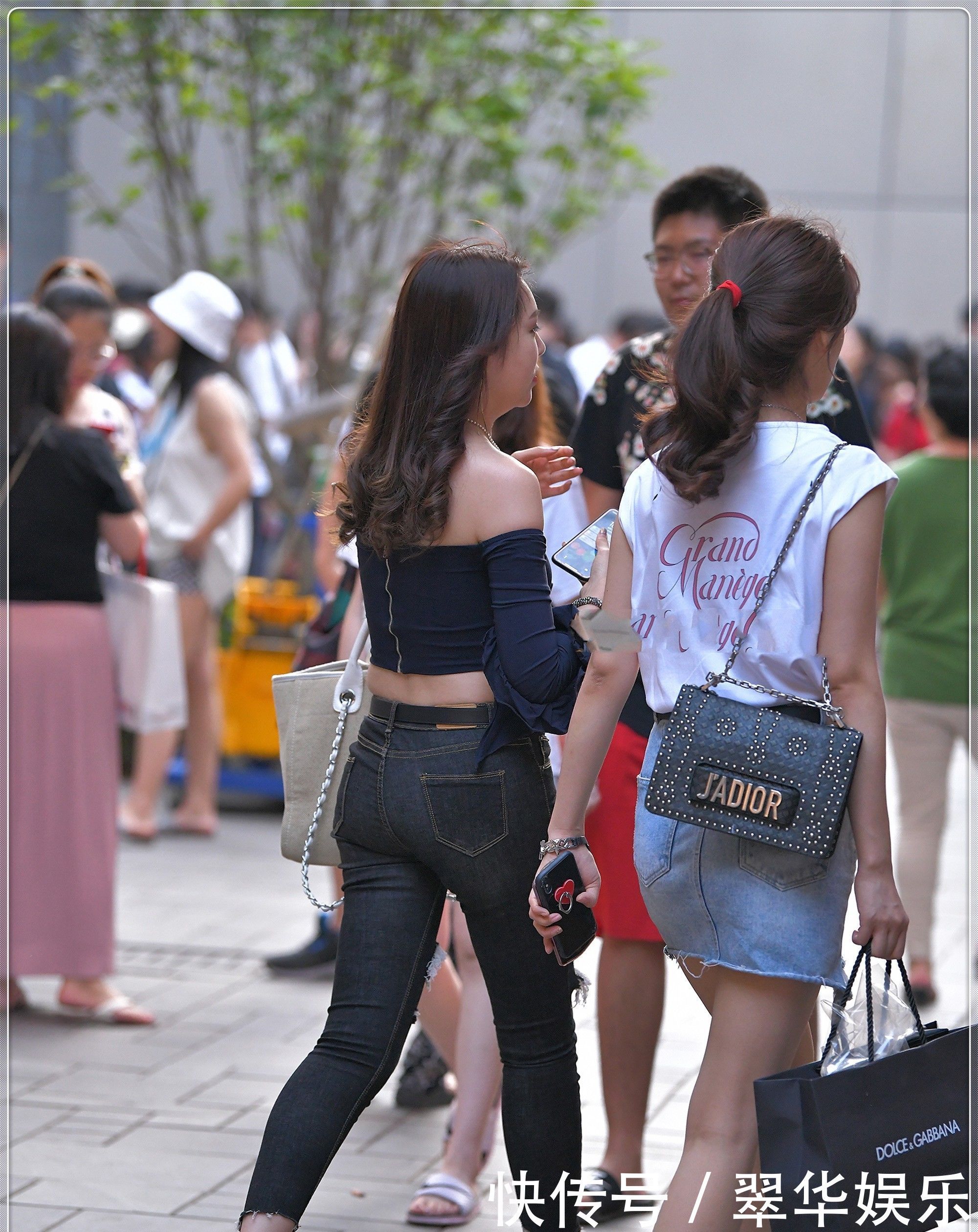 荷叶边装饰|黑色抹胸荷叶上衣搭配破洞牛仔裤,款式独特,风格多变