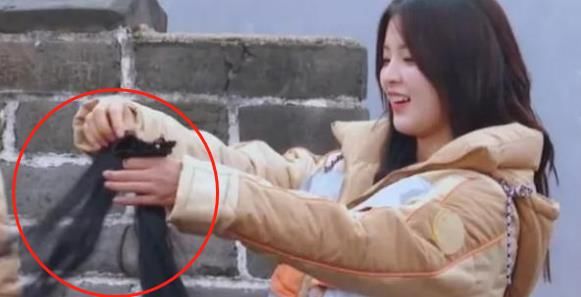 46岁何炅老师也难敌变老?录综艺时额头戴假发片,两鬓发量稀疏