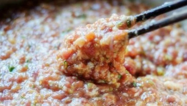 肉馅|调肉馅时,先加盐还是先加油记住3个顺序,肉馅鲜嫩多汁,真香