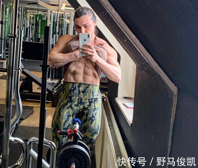 赛季期|75公斤健身悍女,追求极致形体美,生活只有宠物狗陪伴