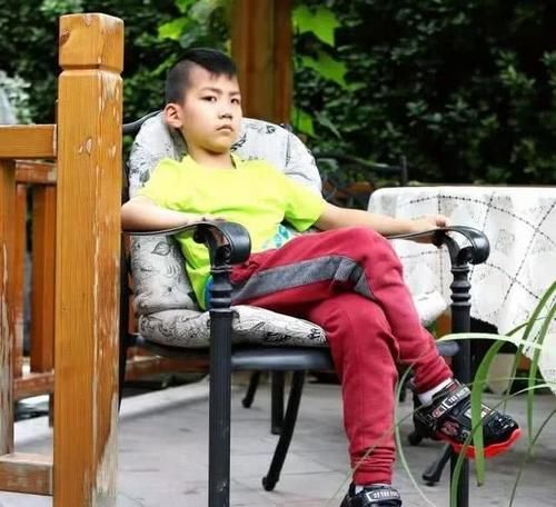 霸總|康康在《爸爸去哪兒》一出場就是“霸總”，其實他兒時也很可愛