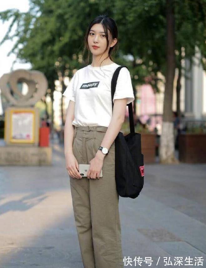休闲裤|街拍:魅力十足的美女,休闲裤搭配T恤,清爽又显青春活力