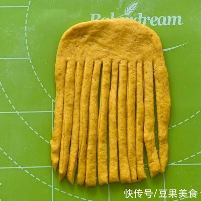你和幸福就差这一份毛毛虫南瓜全麦排包