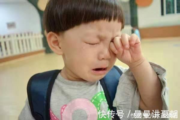 女儿|女儿在商场“撒泼”,爸爸原地观看3小时,引发网友争议