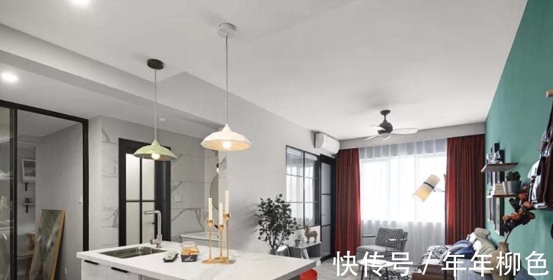 实用|小户型别再瞎装!如今流行“不买”餐桌,隔墙改玻璃隔断,太实用