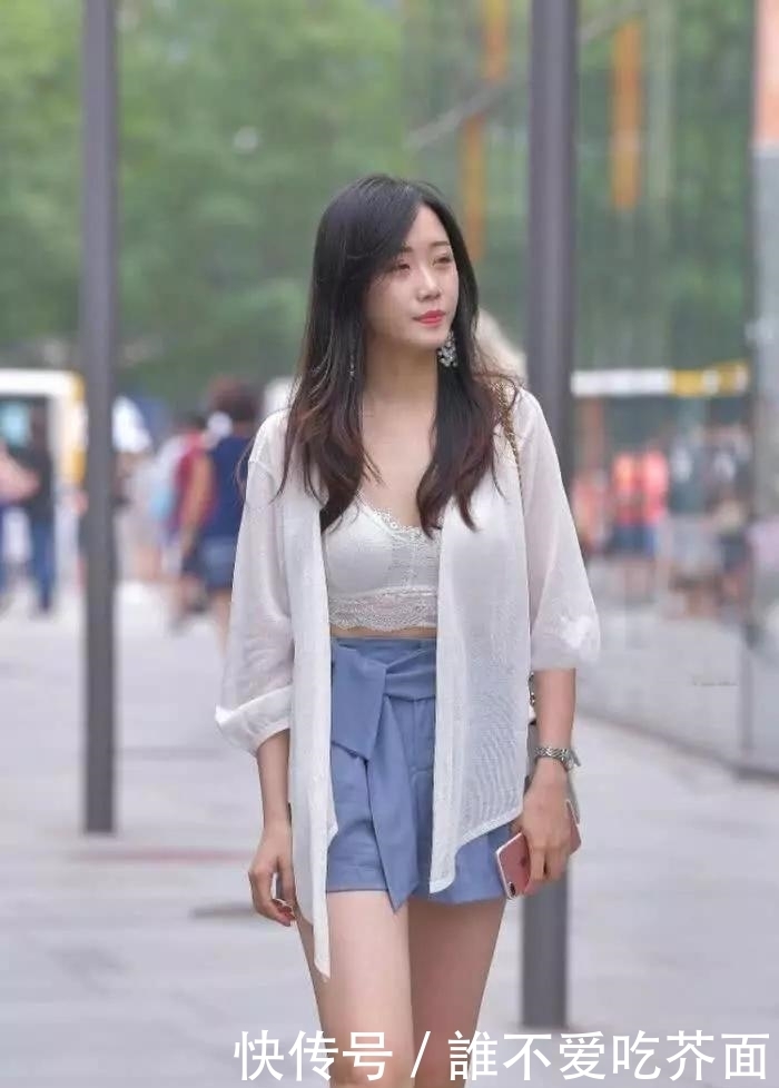 街拍时尚: 姑娘身穿白色内衬衣, 笑容自信迷人!