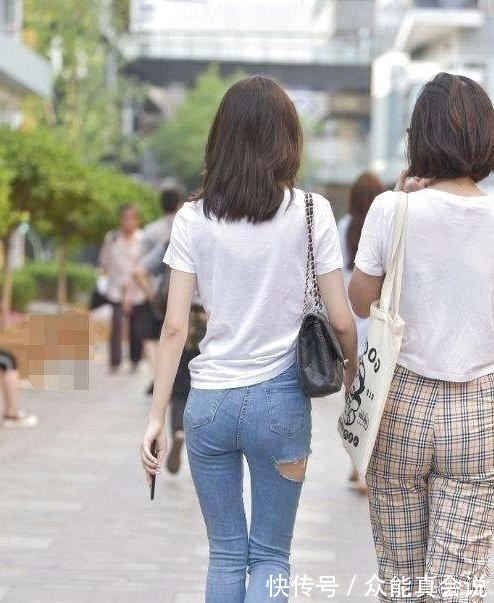连体裤|气质小姐姐搭配牛仔裤，尽显窈窕的身材，流露出小确幸！