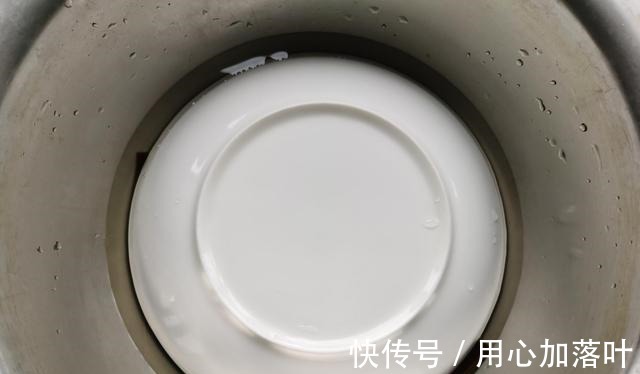 泡发海带时,切记不可只用清水,大厨教你一招,泡发快速还干净!