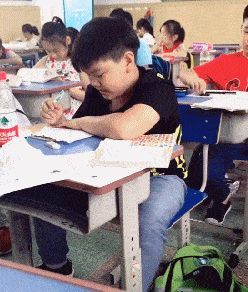 |搞笑GIF:大哥上辈子拯救过世界啊!女朋友这么体贴