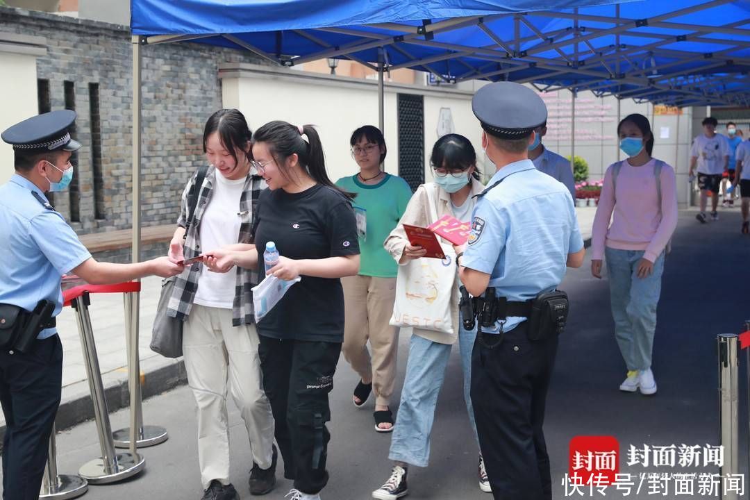 民警|送祝福更是送防范 考生走出考场便收到民警送上的“贺卡”