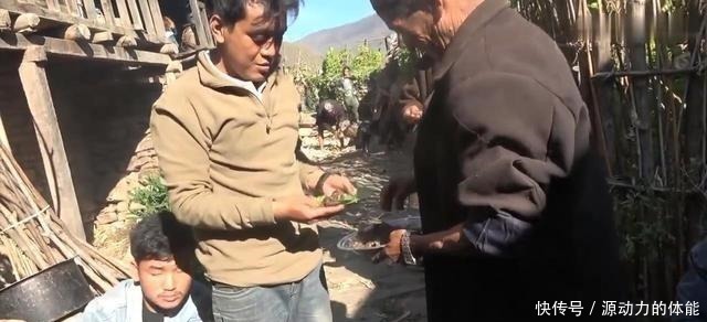 一个菜|尼泊尔农村酒席,非常简单,正餐只有一个菜,零食吃鸡肉