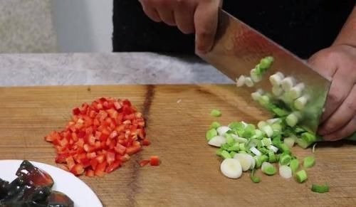 好吃|皮蛋这种做法很多人都没吃过,鲜嫩入味不腥,比凉拌皮蛋还好吃