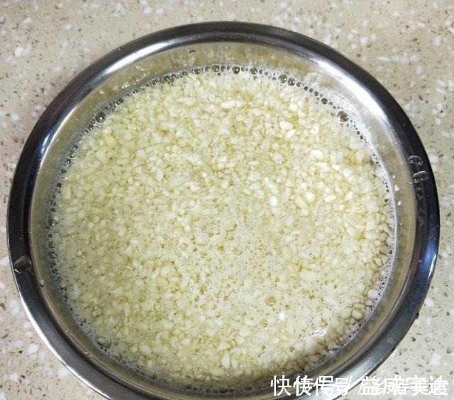 蒜米|酥炸金蒜蓉，家里常备着，入菜、拌面、煮汤全靠它！