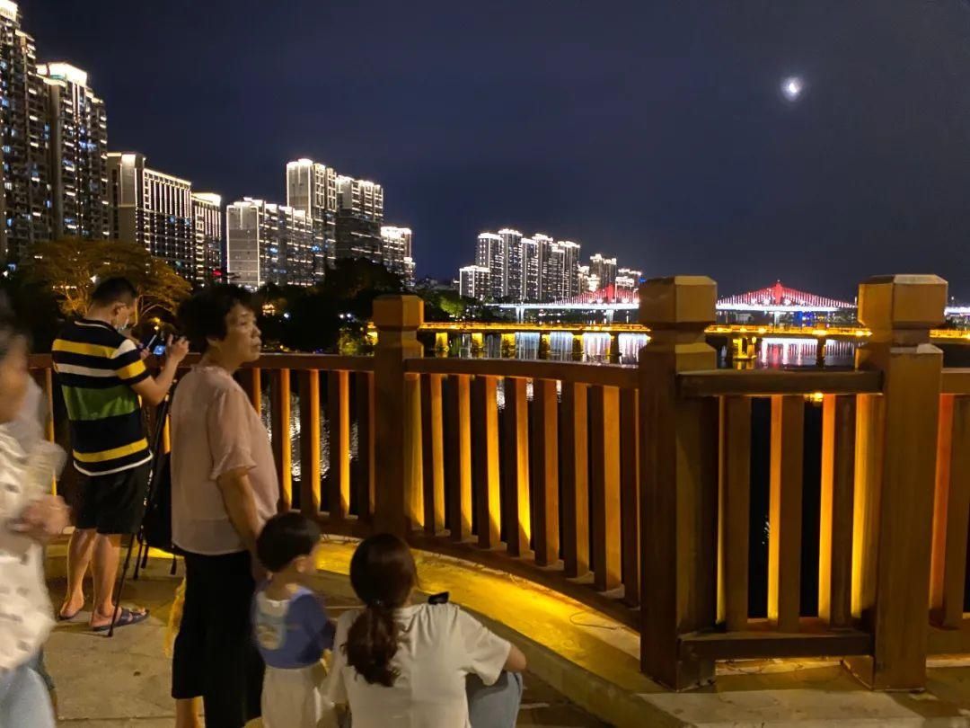 满城 “超级月全食”全程回放，漳州满城“追月人”~