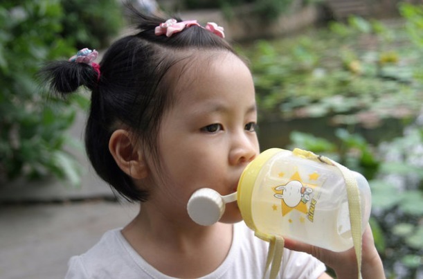 胃肠痉挛|提醒别在3个时间强迫孩子喝水，容易积食还伤脾，父母长点心