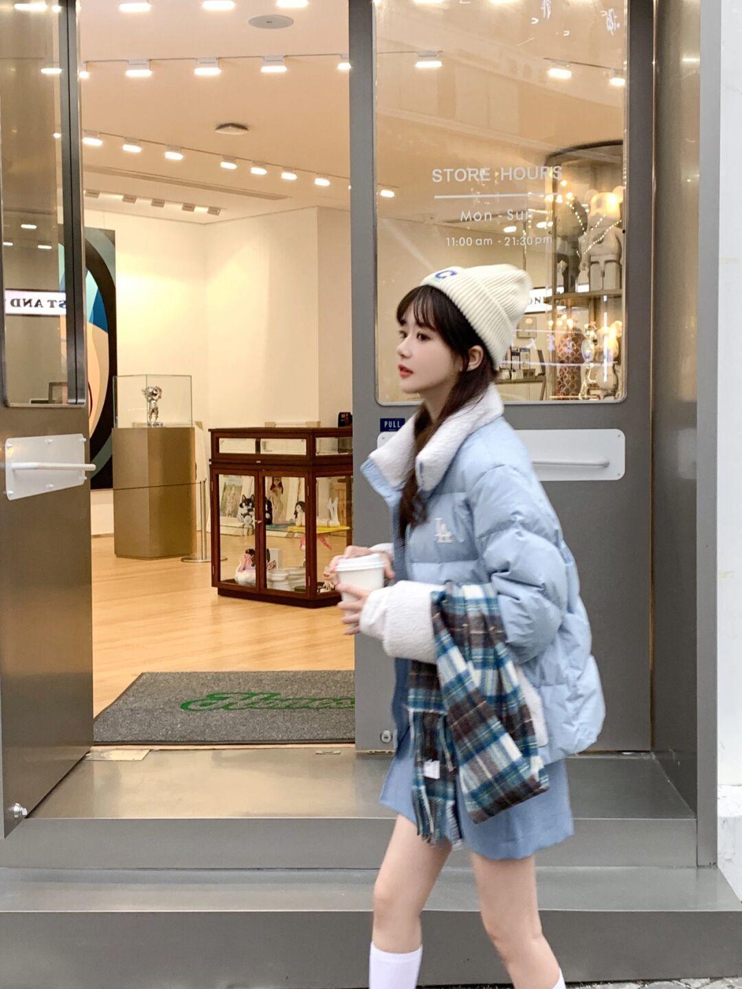 穿搭|降温没“羽绒服”真不行,少女们都爱这4个款,青春洋溢又保暖