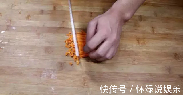 小孩|早餐做鸡蛋豆腐饼,小孩和老人都爱吃,上桌不到3分钟就抢完了!