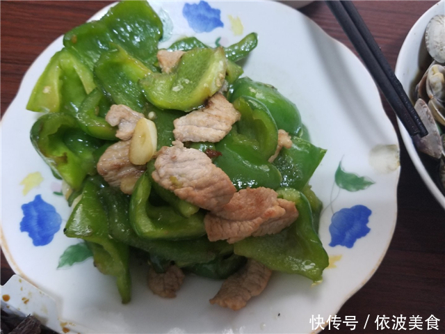 陪男友回老家,准婆婆亲自下厨庆祝,上桌后我的筷子全程没停过!